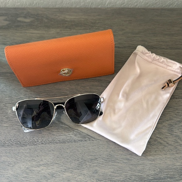 Tory Burch Accessories - NWT Tory Burch Aviator Sunglasses with case